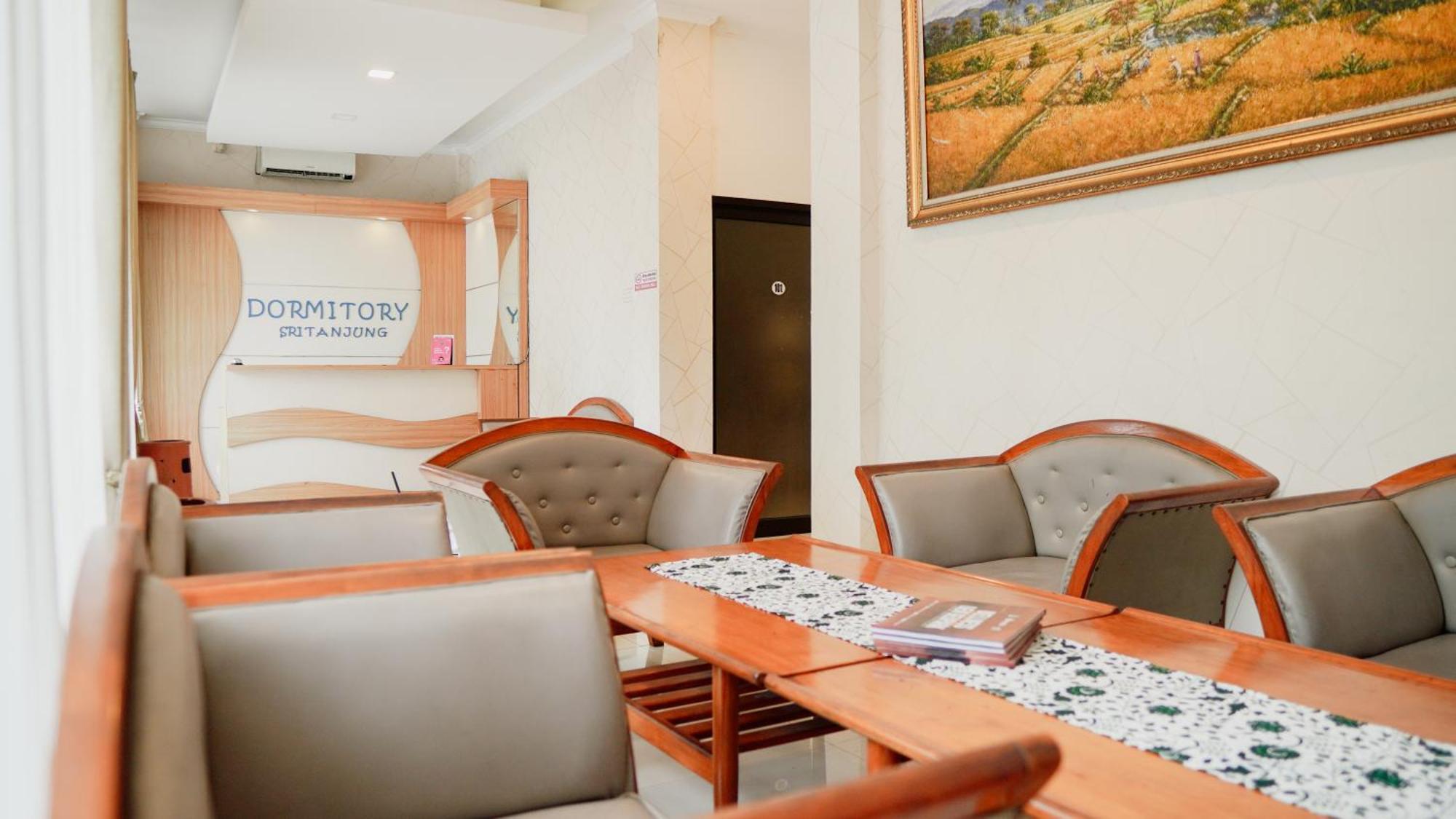 Dormitory Tourism Sritanjung Banyuwangi By Gajahsora Management Exterior foto
